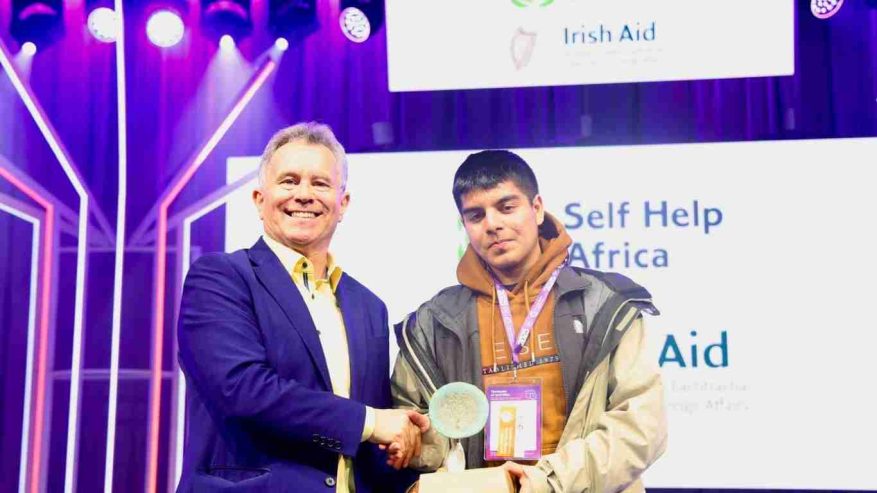 Minister Sean Fleming presents Anaus Syed Muhammad with the 2025 Science for Development Award.